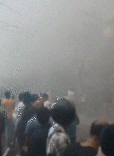 आग लगने के बाद बैंक में मौजूद स्टाफ और कस्टमर जान बचाने के लिए दौड़कर बाहर भागे।