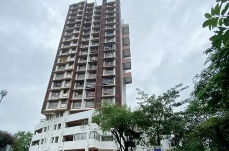 मुंबई के मलाड वेस्ट स्थित इसी बिल्डिंग से गिरकर दिशा की मौत हुई थी।