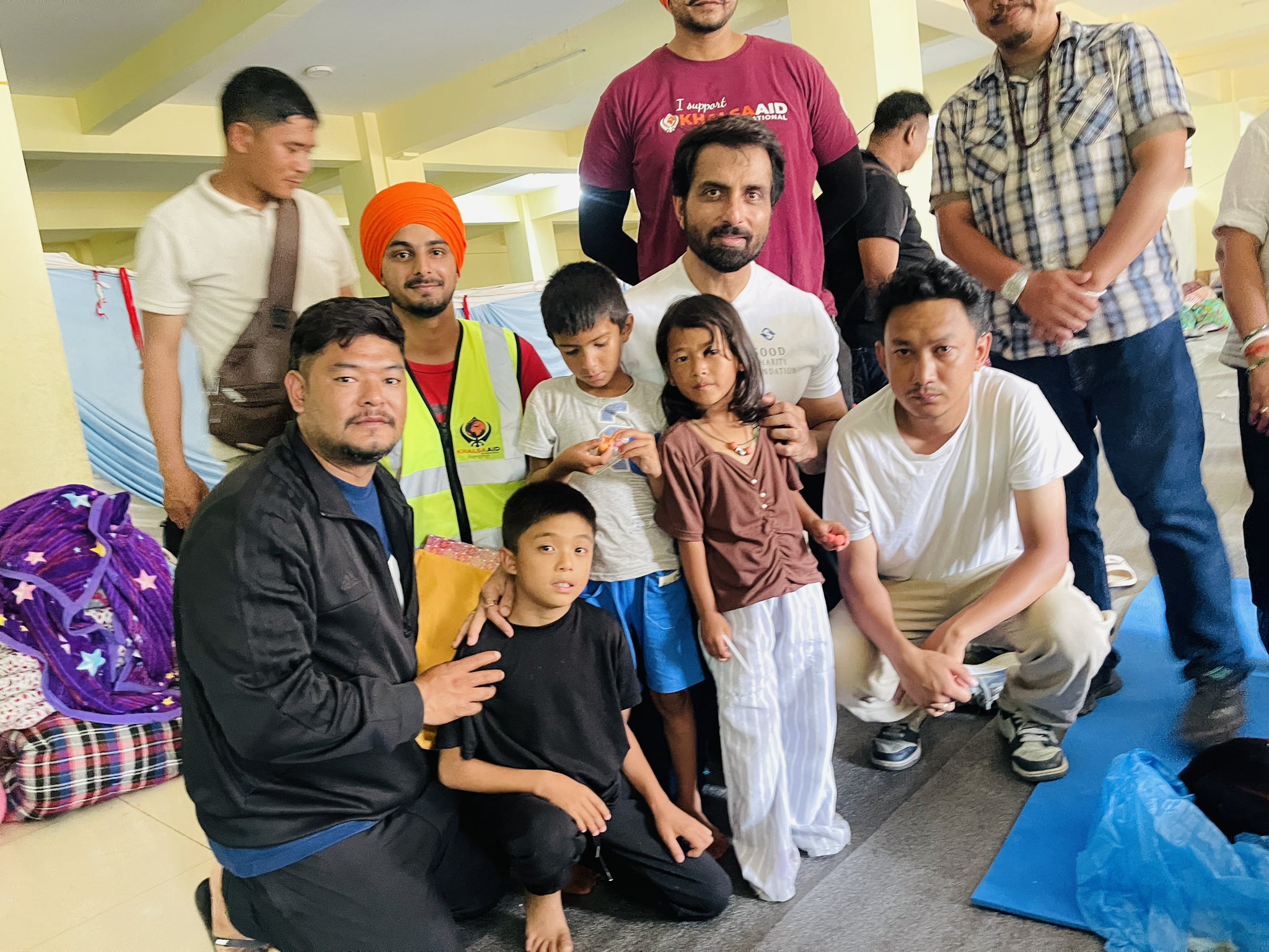 नेपाल में बाढ़ प्रभावित बच्चों के साथ समय बिताते अभिनेता सोनू सूद।