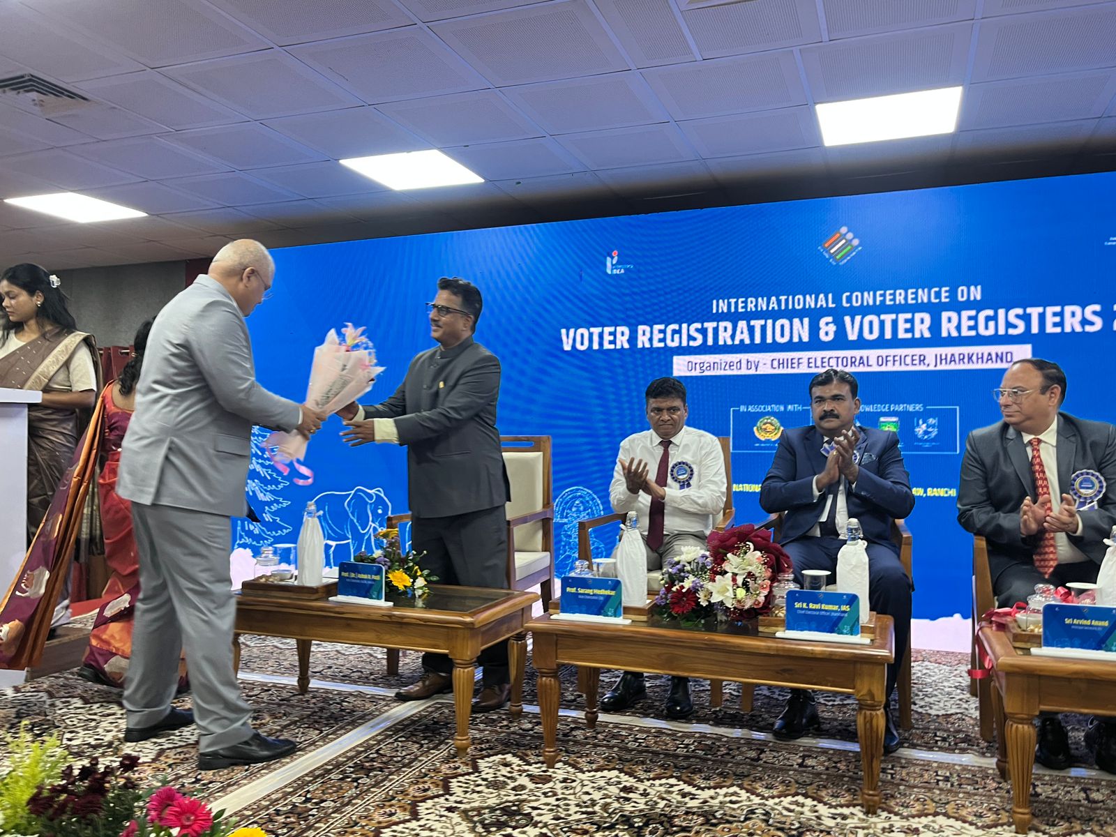 अलग-अलग भाषाओं में मतदाताओं तक जानकारी पहुंचाने, चुनावी साक्षरता और मतदाता पंजीकरण में आर्टिफिशियल इंटेलिजेंस के इस्तेमाल पर शोध प्रस्तुत किए गए।