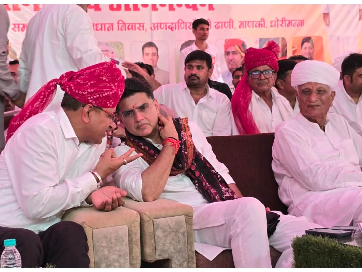कार्यक्रम में एक मंच पर बैठे पूर्व डिप्टी सीएम सचिन पायलट, सांसद उम्मेदाराम बेनीवाल और हेमाराम चौधरी।