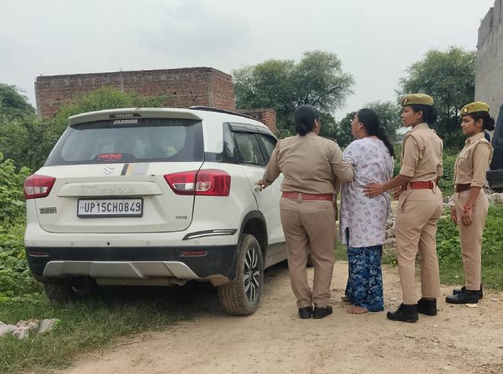 अलीगढ़ में चोरी के आरोपी की मां को पुलिस ने हिरासत में लिया है। महिला को रोरावर थाने ले जाया गया है।