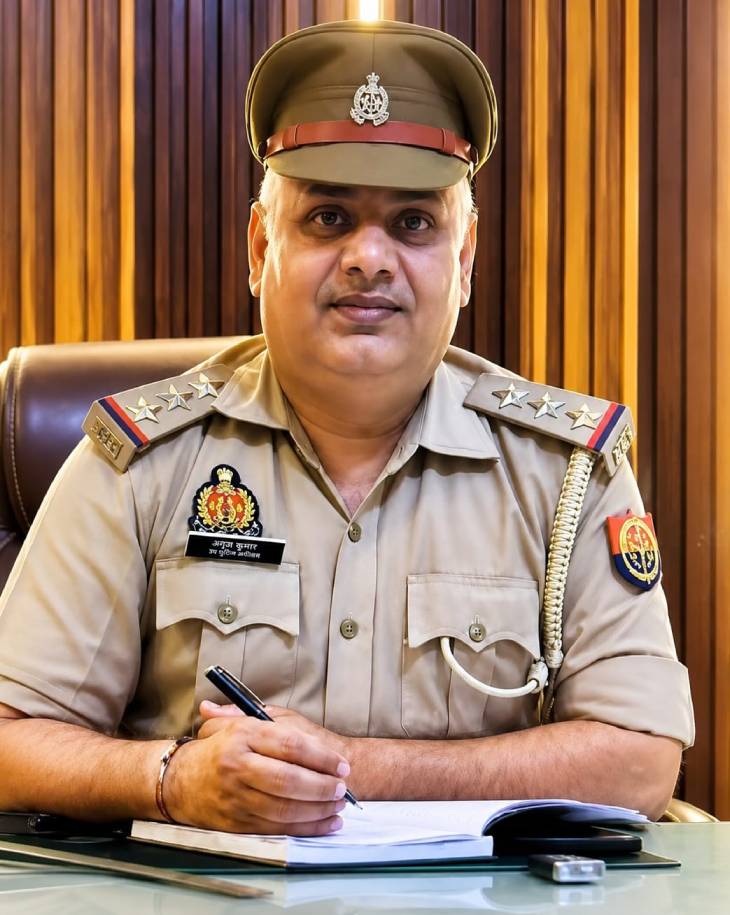 यह तस्वीर रोरावर थाना इंस्पेक्टर अनुज शर्मा की है। वह दो पुलिसकर्मियों के साथ आरोपी के घर चोरी का माल बरामद करने गए थे।