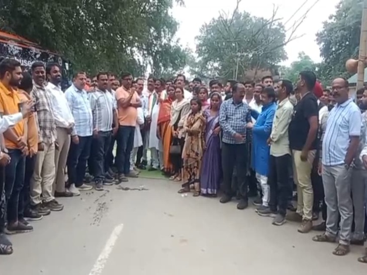 नेशनल हाईवे पर चक्काजाम कर प्रदर्शन।