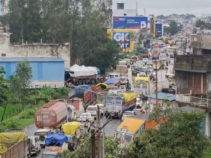 अंबिकापुर में वाहनों की कई किलोमीटर लंबी लाइन लगी।