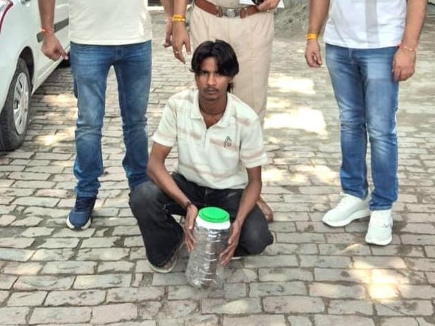 पुलिस गिरफ्त में आरोपी। - Dainik Bhaskar