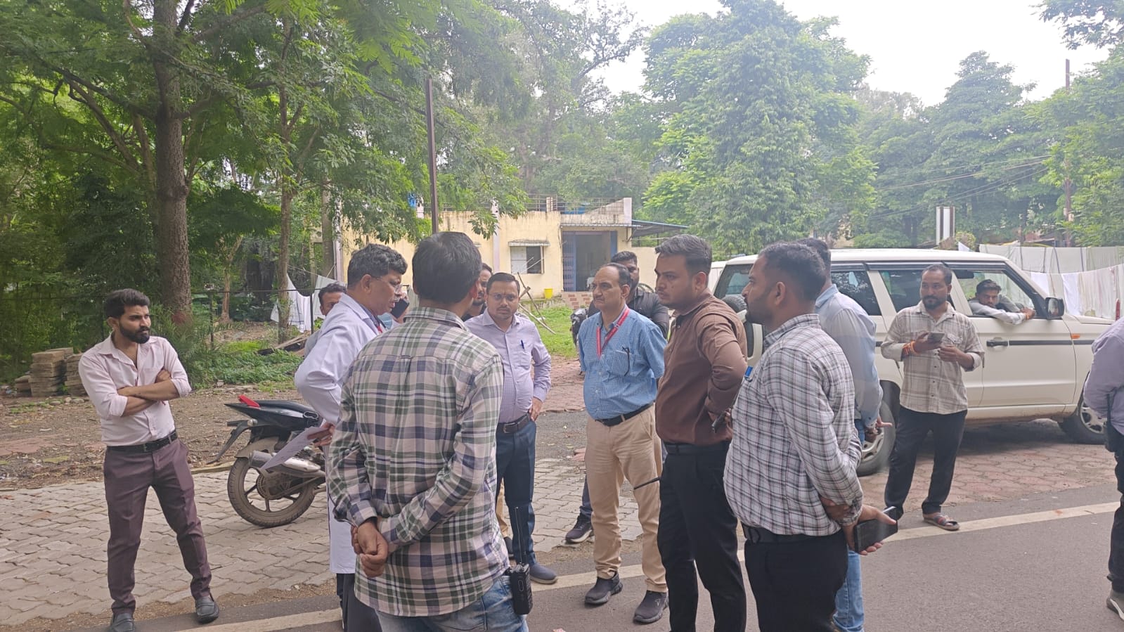 जेपी अस्पताल परिसर में निगम की टीम।