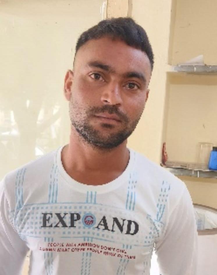 घायल इरफान खान हिस्ट्रीशीटर है।
