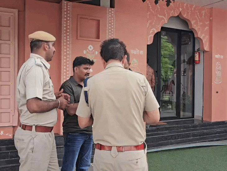 उदयपुर व शहर के हाथीपोल थाना क्षेत्र में एक दिन पहले हुई हिस्ट्रीशीटर पर हुई फायरिंग की घटना के मामले में पुलिस ने दो आरोपियों को गिरफ्तार किया है।