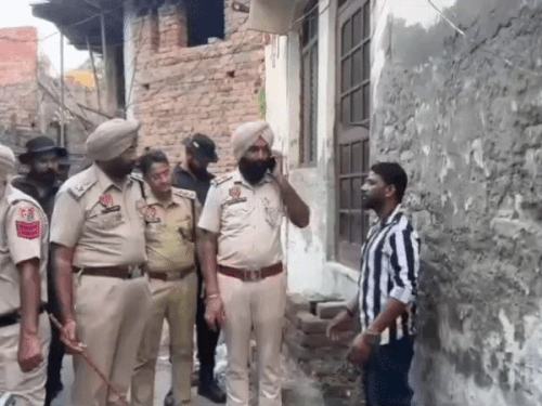 संदिग्ध घरों और स्थानों की जांच करने के साथ-साथ लोगों से पूछताछ करती पुलिस टीम।