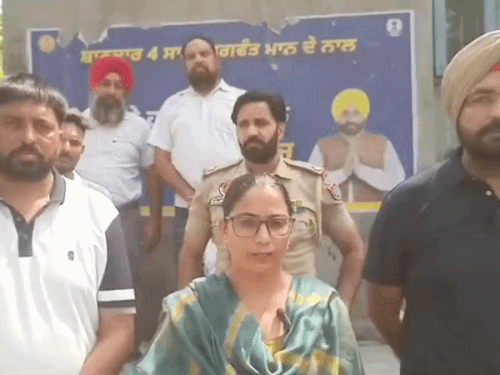 एक्साइज इंस्पेक्टर जगदीप कौर जानकारी देते हुए।