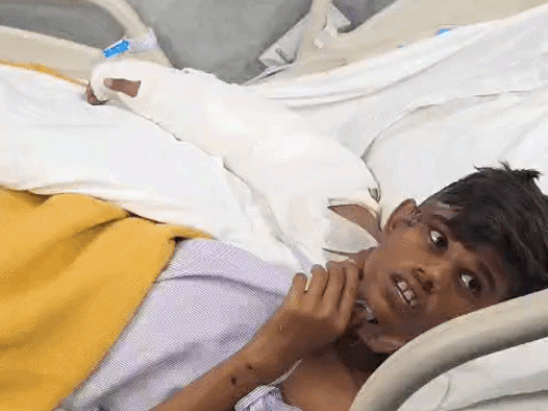 अस्पताल में भर्ती राकेश यादव।