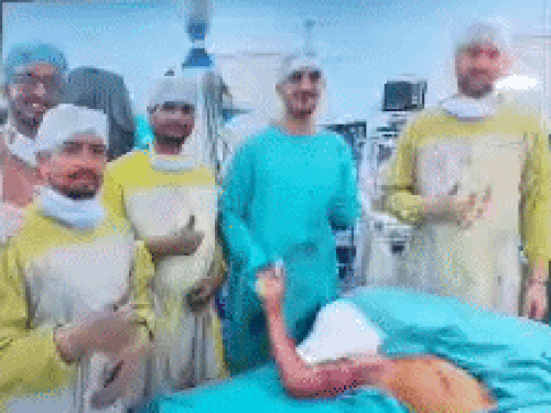 डॉक्टरों की टीम ने 7 घंटे चली सर्जरी में हाथ जोड़ा।