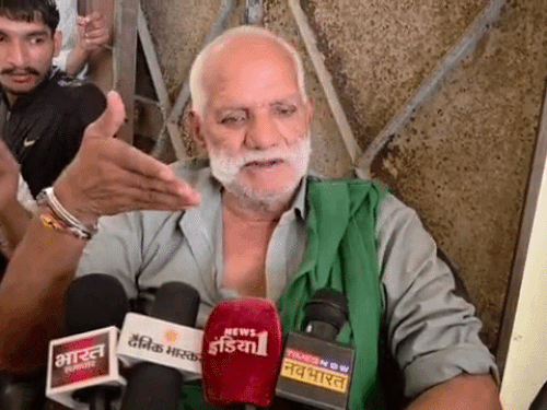 अंकित बालियान के पिता सतबीर फौजी मीडिया से बात करते हुए।