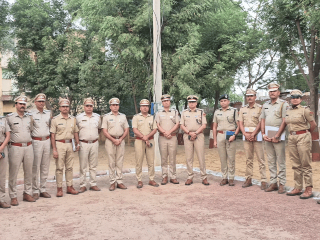 झुंझुनू पुलिस के साथ राजस्थान के पुलिस महानिदेशक (DGP) राजीव कुमार शर्मा