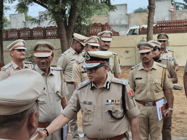 (DGP) राजीव कुमार शर्मा पुलिसकर्मियों से हाथ मिलाते हुए