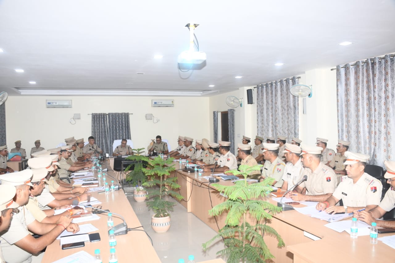 राजस्थान के पुलिस महानिदेशक (DGP) राजीव कुमार ने शर्मा जिले के पुलिस अधिकारियों की उच्चस्तरीय अपराध समीक्षा बैठक ली।