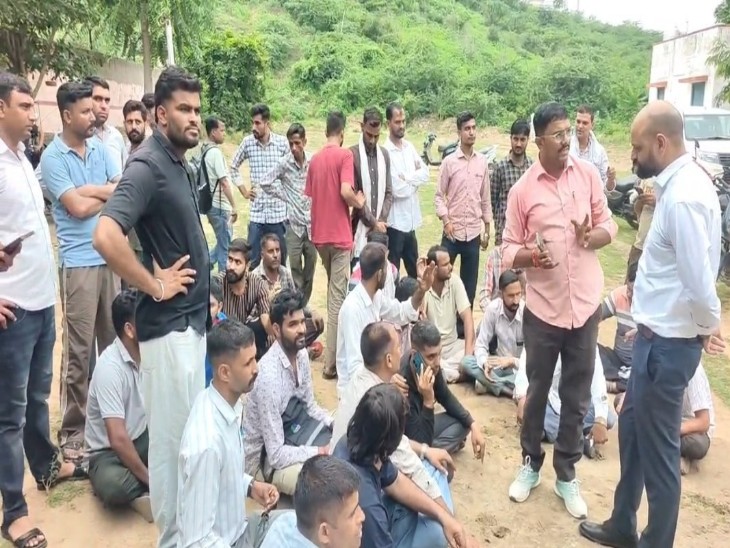 मतदान का बहिष्कार नहीं करने के लिए समझाते ग्रामीण।