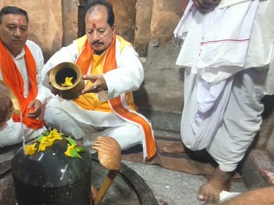 भगवान भोलेनाथ का किया जलाभिषेक, कमेटी ने किया सम्मानित|बेलागंज,Belaganj - Dainik Bhaskar