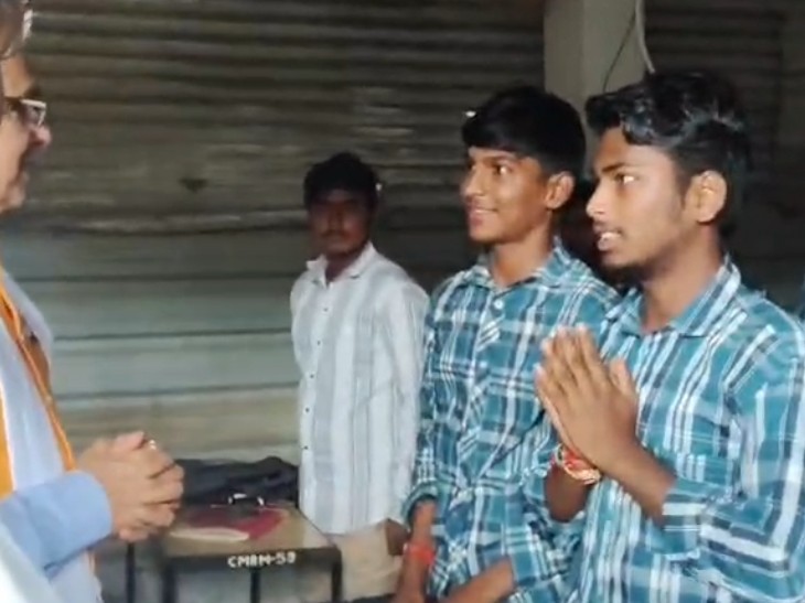छात्रों ने विधायक से स्कूल में सुधार की गुहार लगाई।