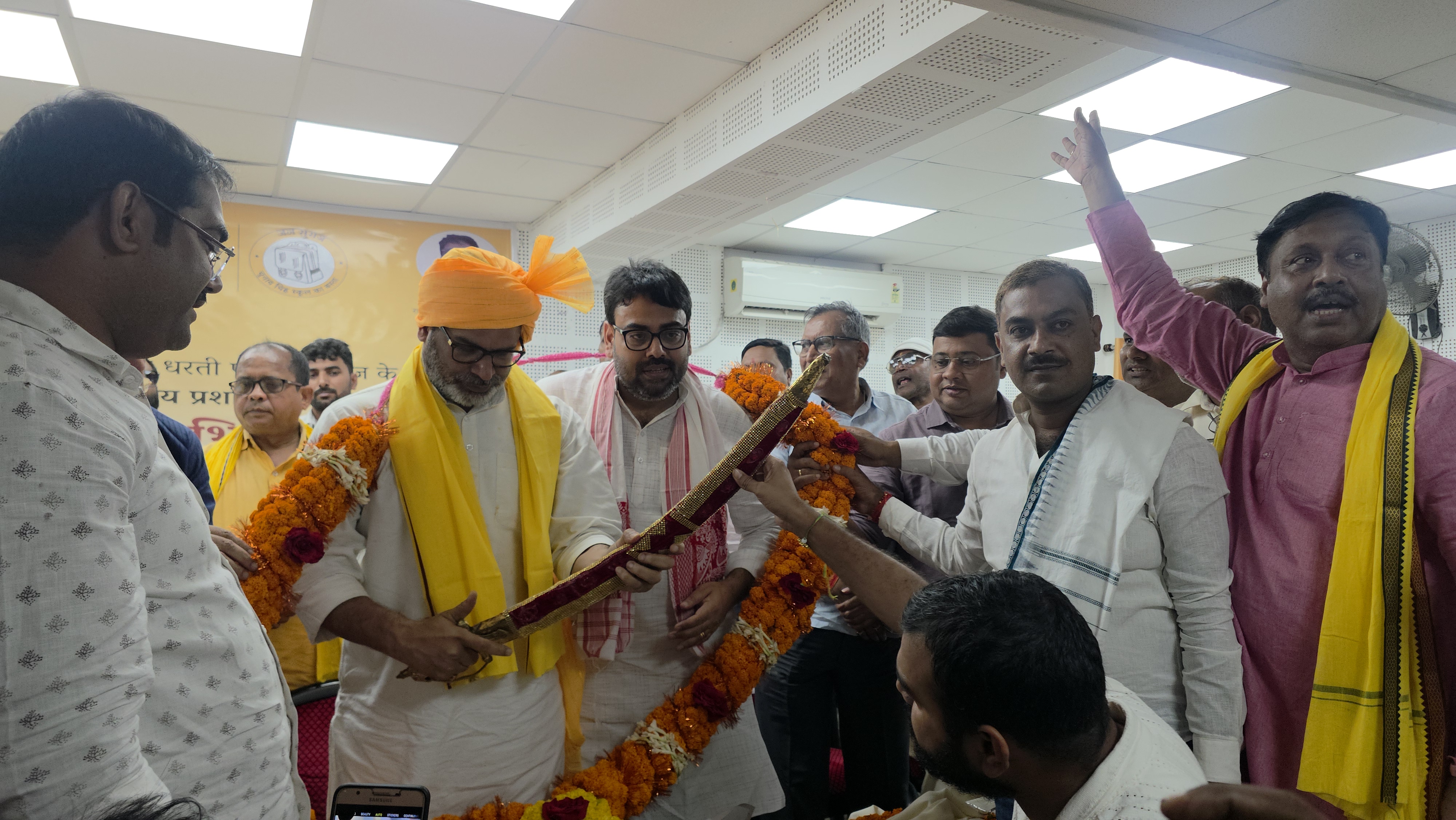 राष्ट्रीय प्रवक्ता कुमार सौरभ ने औरंगाबाद आगमन पर प्रशांत किशोर को तलवार भेंट कर किया स्वागत
