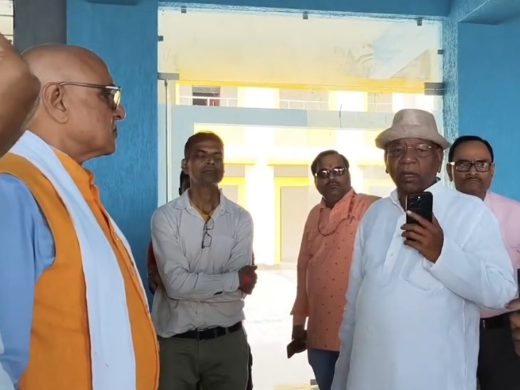 विधायक ने फोन कर अधिकारियों को फटकार लगाई।