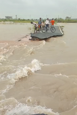 Water from the Punpun River has entered Chandasi village in Patna. The Chandasi-Chandausi road has been damaged at several places due to the strong flow of water.
