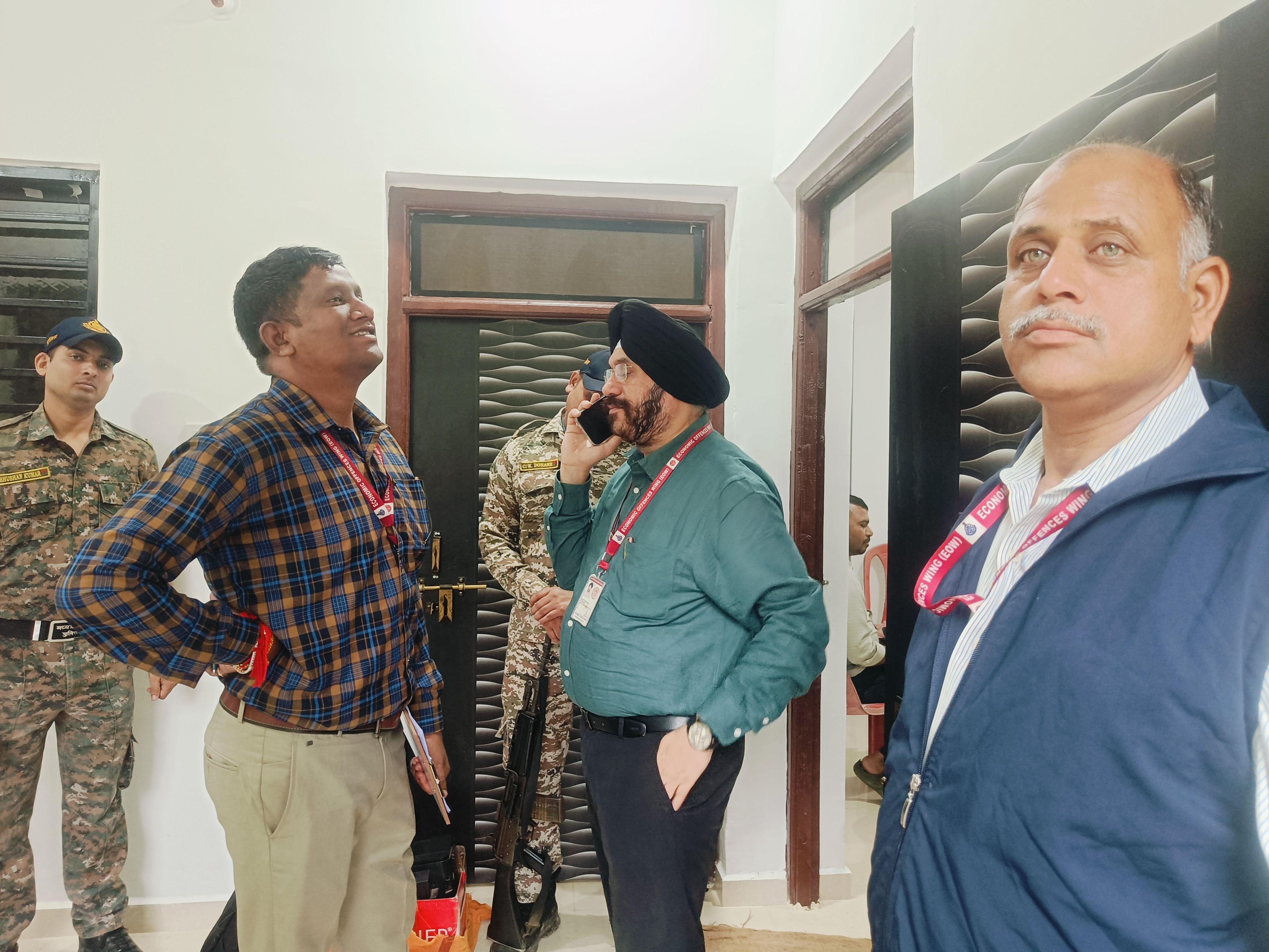 एग्जीक्यूटिव इंजीनियर के सरकारी आवास पर EOW की कार्रवाई।