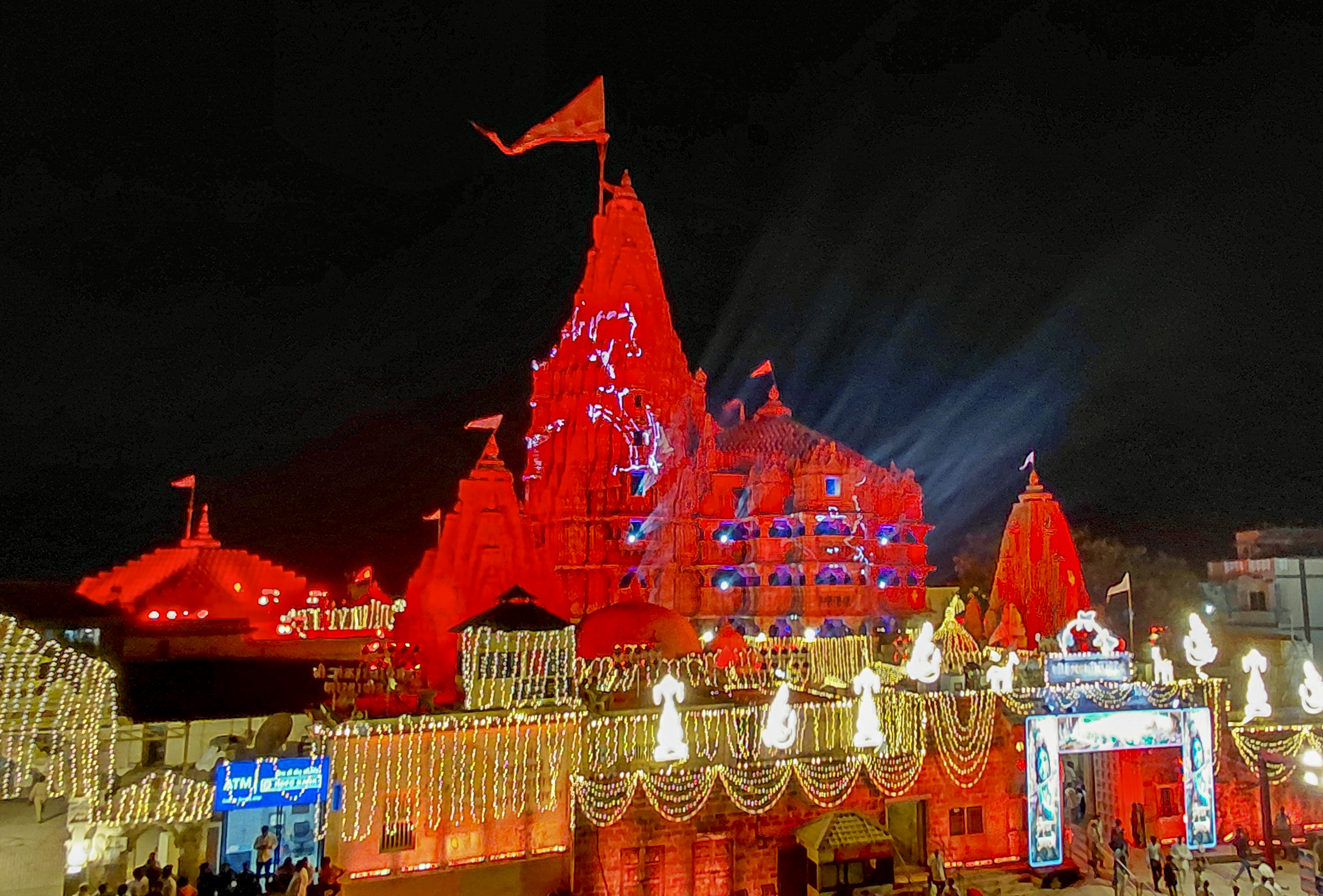 देवभूमि द्वारका जिले के द्वारका में जगमगाता द्वारकाधीश मंदिर।
