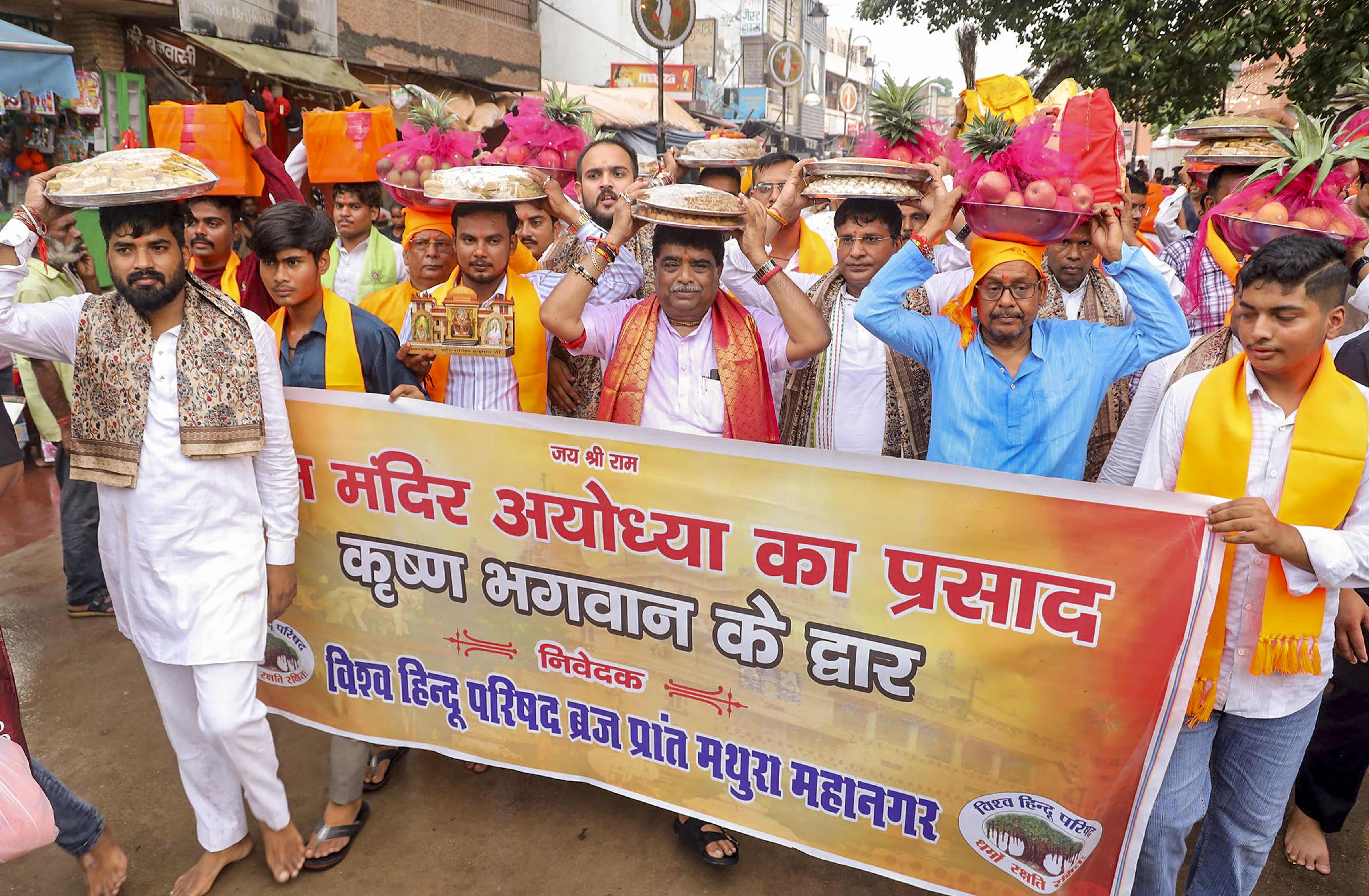 काशी से लड्डू गोपाल के उपहार लेकर मथुरा पहुंची टोली।