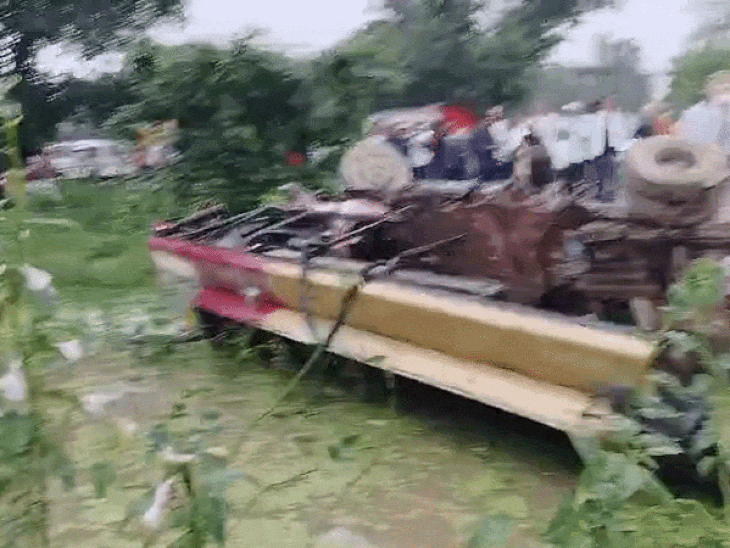 बल्कर की टक्कर से बस पानी से भरे गड्‌ढे में गिरी थी।  - Dainik Bhaskar