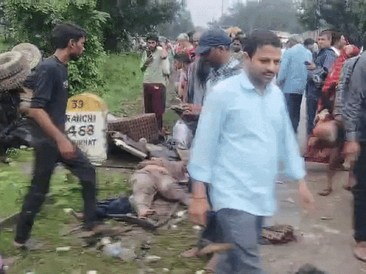 स्थानीय लोगों ने पुलिस के साथ मिलकर घायलों को बस से बाहर निकाला।