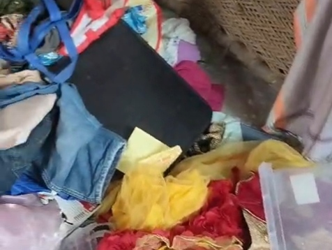 घर मे बिखरा सामान