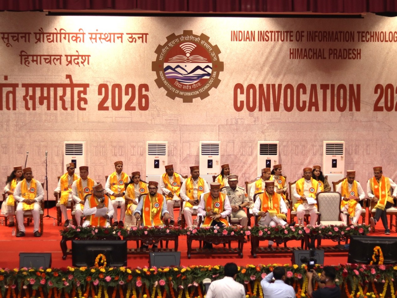 दीक्षांत समारोह में उपस्थित राज्यपाल व अन्य।