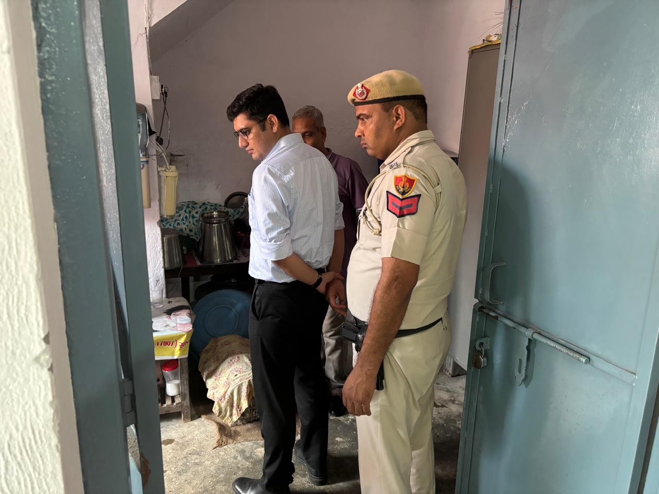 मिड-डे मील खाकर परखी गुणवत्ता, बच्चों से सवाल पूछकर जाना पढ़ाई का लेवल|गोहाना,Gohana - Dainik Bhaskar