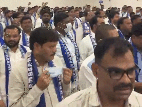 पूरे देश से बसपा के प्रभारी बैठक में पहुंचे। मायावती के पहुंचते ही सभी ने उनके समर्थन में जिंदाबाद के नारे लगाए।