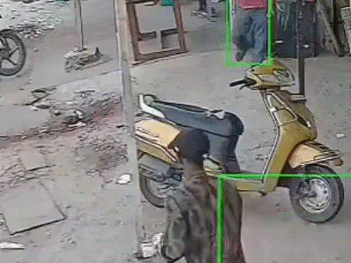 बदमाश गल्ले से रुपए मुट्ठी में भरकर भाग गया।
