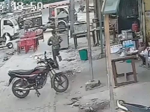 शराब दुकान पर काम करने वाले एक कर्मचारी ने बदमाश का पीछा किया लेकिन वह हाथ नहीं आया।
