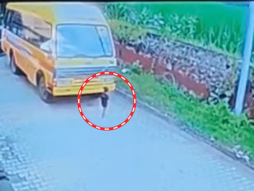 मेरठ में स्कूल बस के सामने आने से मासूम बच्चे की मौत हो गई। घटना का सीसीटीवी फुटेज भी सामने आया है। - Dainik Bhaskar