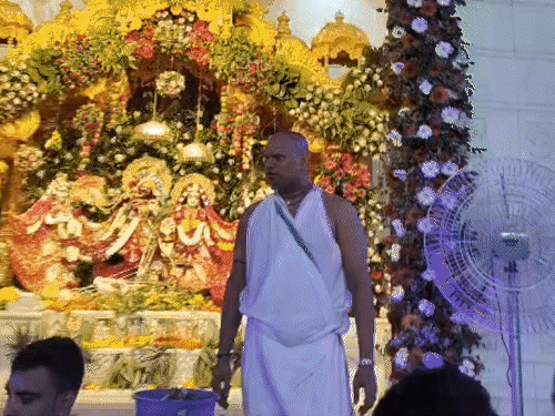 CM सम्राट ने की आरती, राज्यपाल ने बाल कृष्ण को झुलाया; 8 टन फूलों से सजा मंदिर|पटना,Patna - Dainik Bhaskar