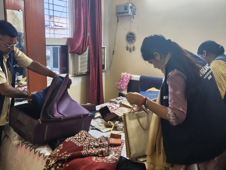 कार्यपालक अभियंता के घर में छापेमारी के दौरान कैश, गहने और डॉक्यूमेंट्स मिले।