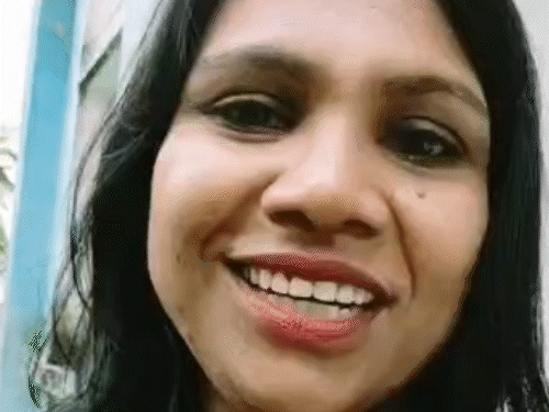 ऑनलाइन अटेंडेंस का विरोध करने पर टीचर निर्मला कोमल को सस्पेंड कर दिया गया है।