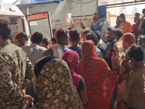 परिजन और पड़ोसियों ने लापरवाही का आरोप लगाते हुए अस्पताल परिसर में हंगामा किया।