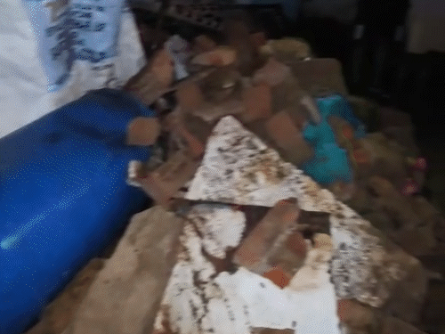 मकान की छत का मलबा नीचे सो रहे परिवार पर गिरा।