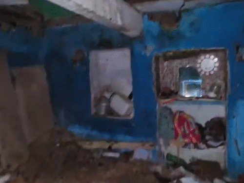 रजक परिवार जिस मकान में रह रहा था, वह जर्जर हालत में था।