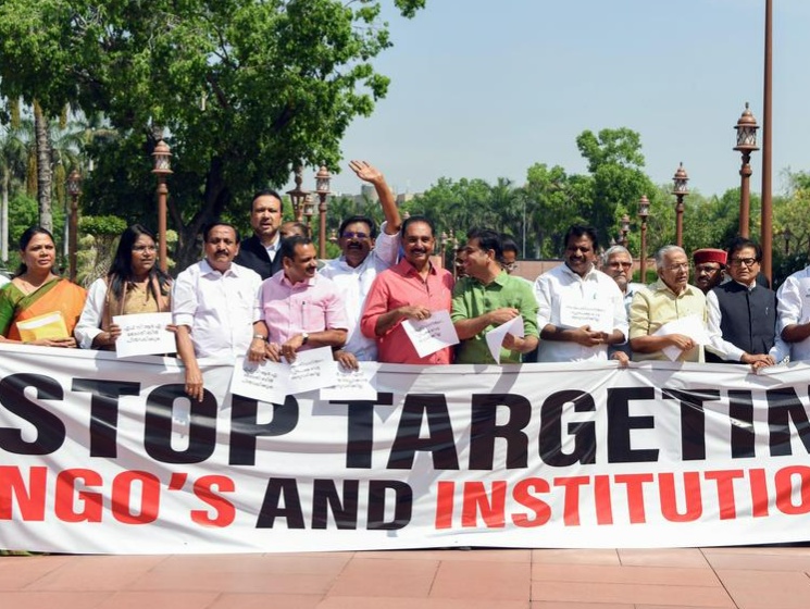 बजट सत्र के दौरान FCRA संशोधन विधेयक पर चर्चा का नोटिस जारी हुआ था। इसके बाद इंडिया गठबंधन ने संसद के बाहर प्रदर्शन किया था। - Dainik Bhaskar