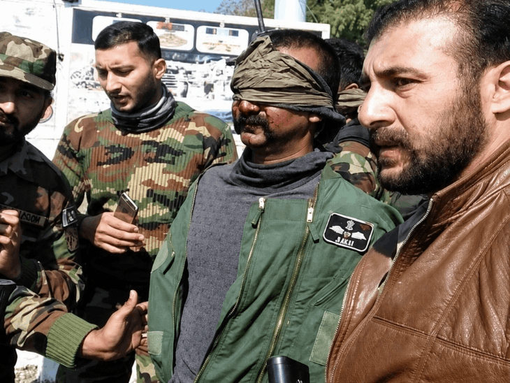 अभिनंदन वर्तमान मिग से इजेक्ट होकर PoK में गिरे थे, उन्हें पाकिस्तान ने हिरासत में ले लिया था। भारत के दबाव के चलते 1 मार्च 2019 को वे वाघा बॉर्डर के रास्ते भारत आए थे।
