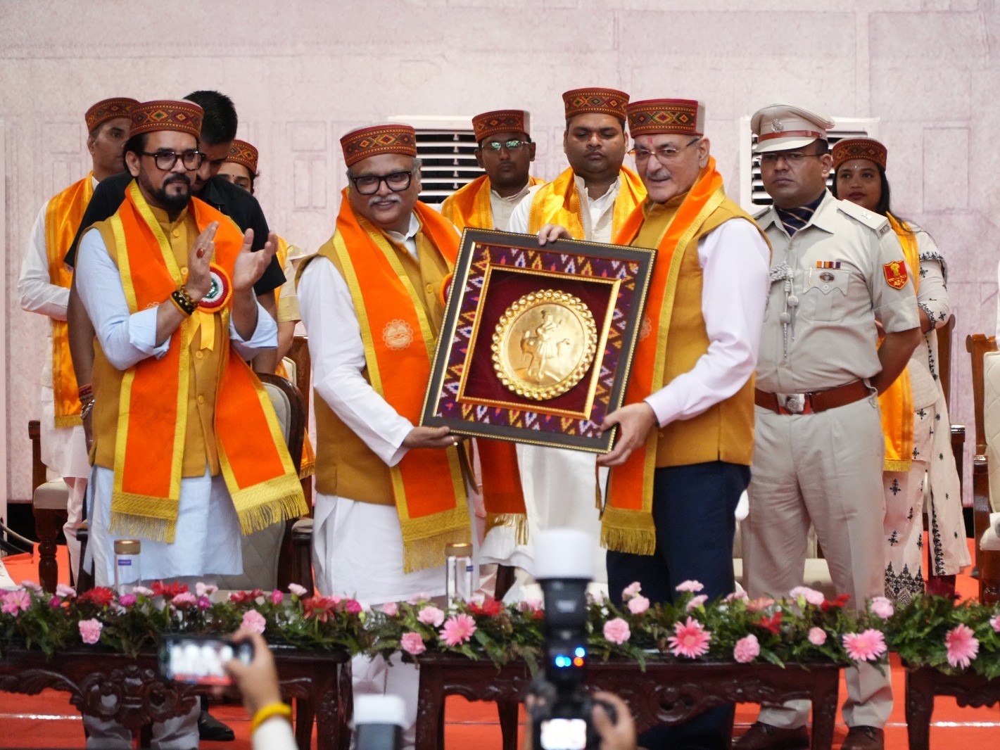 प्रो. मनीष गौड़ राज्यपाल को स्मृति चिन्ह प्रदान करते हुए।