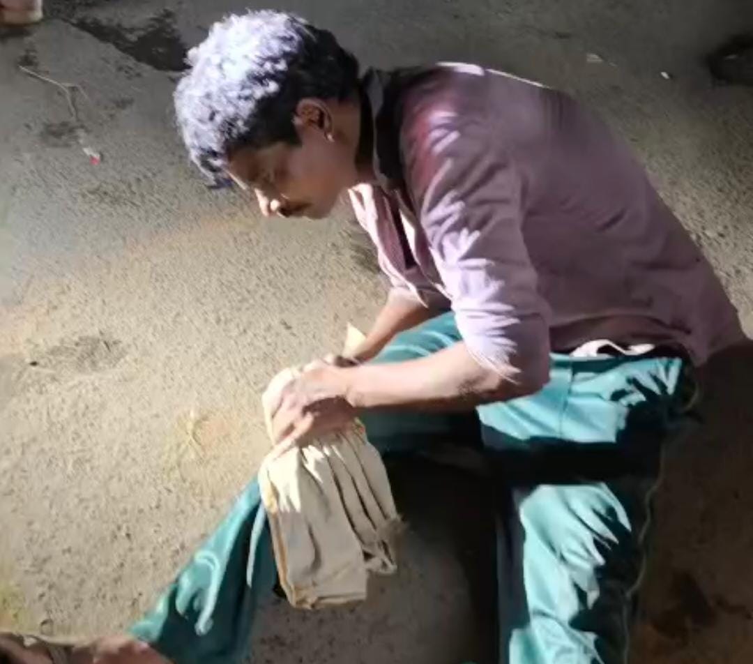 हादसे के बाद युवक सड़क पर घायल अवस्था में बैठा दिखाई दिया।