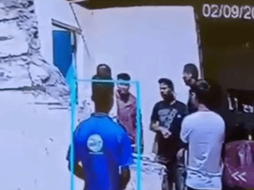 टोल कर्मचारी हाथ जोड़कर माफी मंगता रहा।